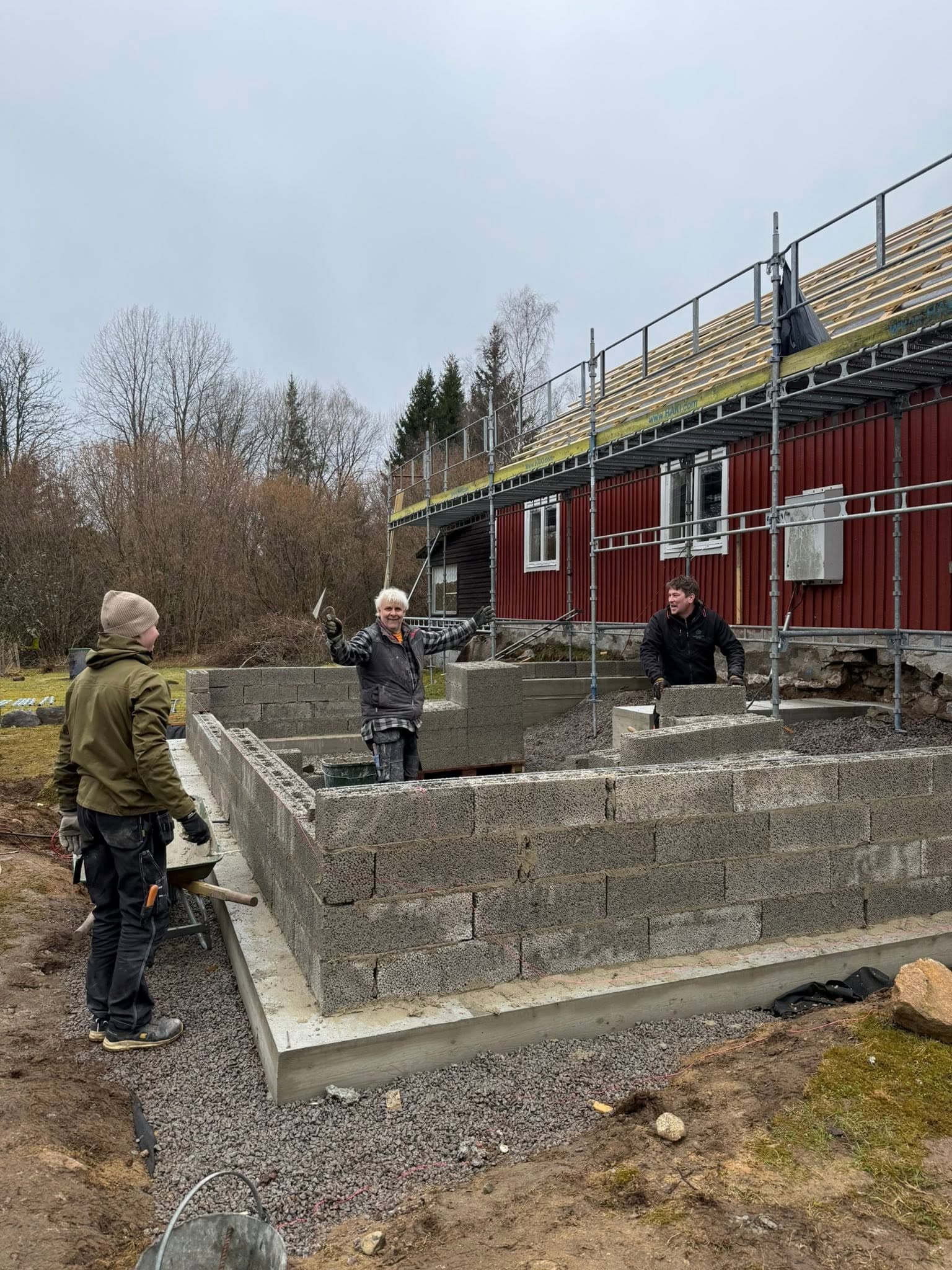 Tillbyggnad med ny grund och takstomme